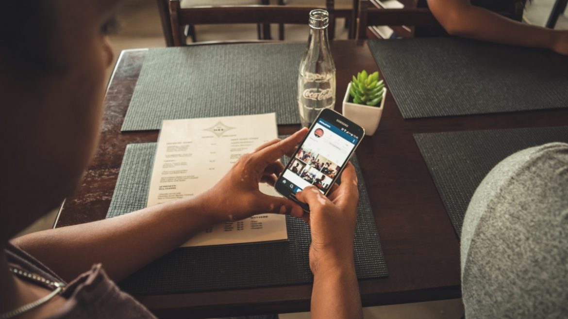 Don't use the phone and get 10% discount in Restaurant